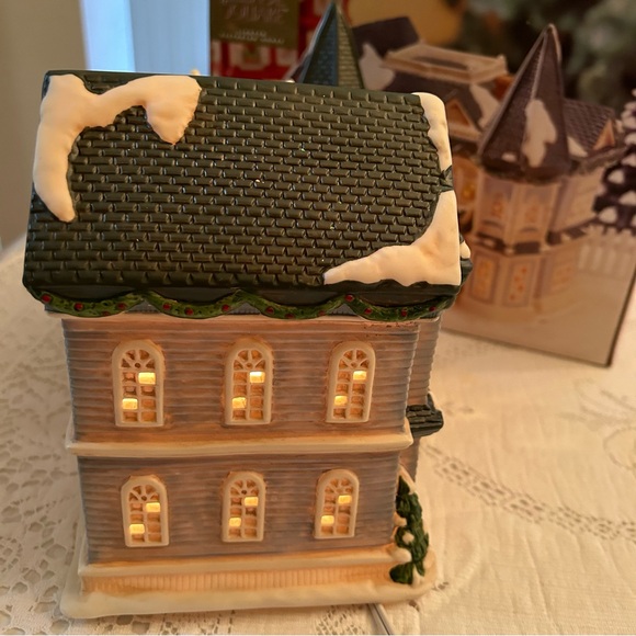 Village Square Lighted Victorian House - Picture 4 of 11